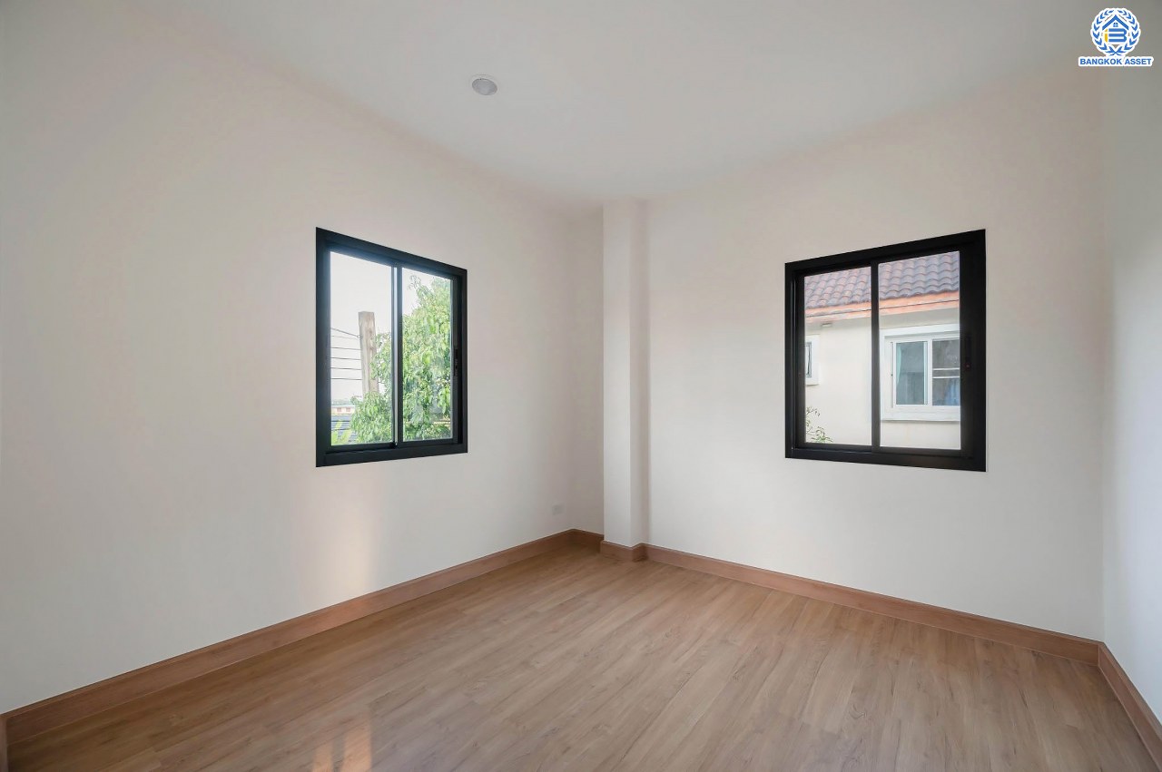 บ้านเดี่ยวมือสอง โครงการ ศศิธร บางบอน3 รองรับทุกความสุข เนื้อที่ 53.7 ตร.ว. ฟังก์ชัน 3 ห้องนอน 2 ห้องน้ำ 1 ห้องอเนกประสงค์ จอดรถได้ 2 คัน บนทำเลใกล้รถไฟฟ้าสายสีน้ำเงิน "สถานีหลักสอง" และจุดขึ้นทางด่วน "พระราม2" และ The Mall บางแค...